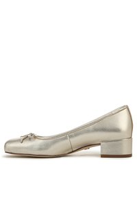 Ballet flat dorato metallico con punta rotonda, tacco a blocco piccolo e un fiocco decorativo sulla parte superiore. La texture liscia enfatizza la brillantezza.