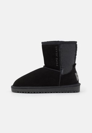 Sort vinterstøvle til midt på læggen med flad gummisål, ruskind forrest, tekstureret netpanel bagpå og "PEPE JEANS"-branding på siden og sålen.