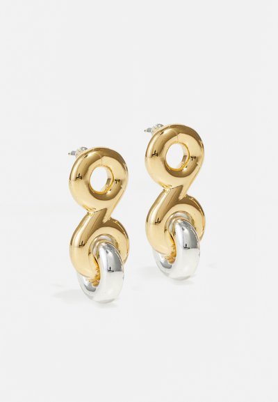 Boucles d'oreilles en métal doré et argenté en forme de boucles entrelacées, avec une finition brillante et un fermoir à tige.