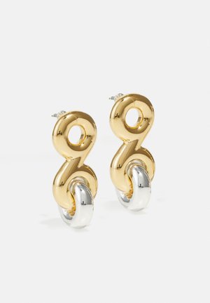 Arany és ezüst fém fülbevalók egyedülállóan csavart dizájnnal, kör alakú díszítésekkel és fényes polírozott felülettel.