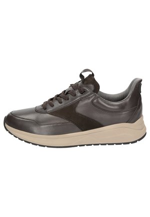 Dunkelbrauner Ledersneaker mit beiger Sohle, Schnürung vorne, gepolstertem Kragen und Zuglasche an der Ferse, seitlich vor weißem Hintergrund dargestellt.