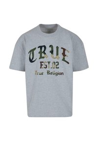 Szara koszulka z krótkim rękawem z kolorowym haftowanym napisem: "TRUE EST.02 True Religion" w różnych ziemistych odcieniach i wyraźnych czcionkach.