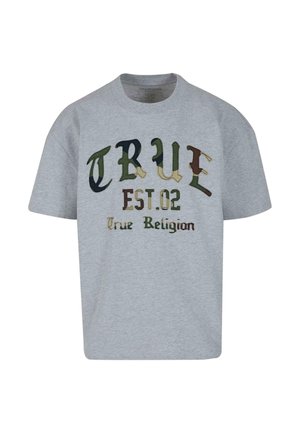 Siva majica kratkih rukava s duginim izvezenim natpisom: "TRUE EST.02 True Religion" u raznolikim zemljanim tonovima i hrabrim fontovima.