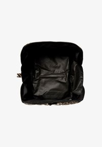 Czarna torba na zamek błyskawiczny w kształcie prostokąta z gładkim satynowym wnętrzem. Wzorzysta zewnętrzna tkanina charakteryzuje się neutralną kolorystyką.