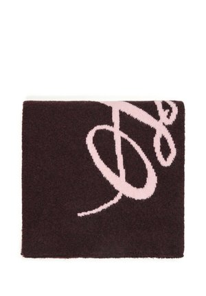Écharpe brun foncé pliée avec un grand motif de lettres cursives rose clair sur un côté, sur fond blanc.
