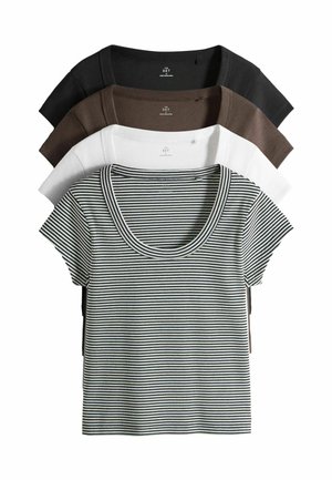 Vier kurzärmelige Baumwoll-T-Shirts übereinander gestapelt, Farben von vorne nach hinten: schwarz-weiß gestreift, weiß, braun und schwarz, alle mit Rundhalsausschnitt.