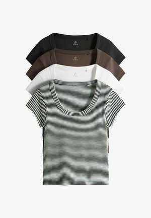 Patru tricouri din bumbac cu mâneci scurte stivuite, culorile de la față spre spate: dungi negre și albe, alb, maro și negru, toate cu decolteu rotund.