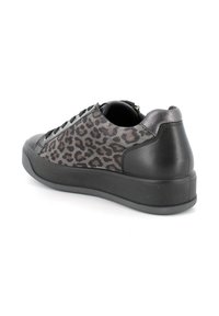 Sneaker nera e grigia con pannello laterale in stampa leopardo. Presenta una suola in gomma piatta, punta tonda e accenti in pelle testurizzata.