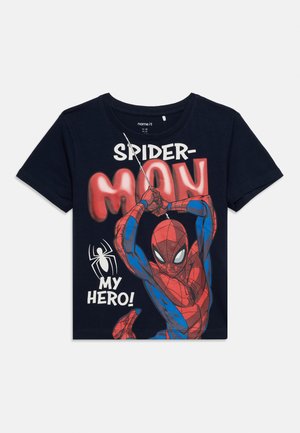 T-shirt enfant bleu marine avec Spider-Man balançant sur une toile d'araignée et texte "SPIDER-MAN MON HÉROS" en rouge, blanc et bleu.