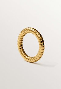 Anillo de oro con un diseño redondeado y estriado. Textura lisa y brillante con secciones alternadas en acabado brillante y mate, que presenta una forma circular continua.