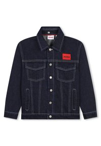 Denim jakna v temno modri barvi z belim šivanjem. Ima rdečo logotipno nalepko, dva žepa na prsih in kovinske gumbke na pritisek.