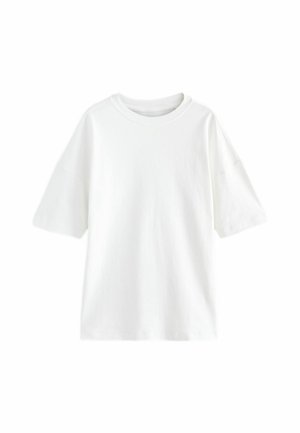 Gładki biały T-shirt z krótkim rękawem i okrągłym dekoltem o luźnym kroju na białym tle.