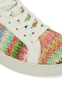 Geweven sneaker met een multicolore bovenkant in roze, groen, blauw en beige tinten; voorzien van een witte rubberen zool en veters.