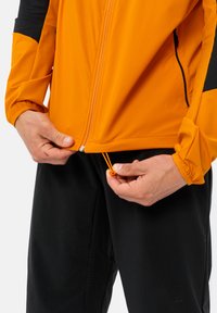 Giacca arancione brillante con cerniera e accenti neri, caratterizzata da polsini elasticizzati e un orlo regolabile con cordino per una vestibilità personalizzabile.