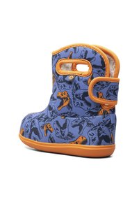 Botte bleue avec des accents orange, ornée d'illustrations de dinosaures. Fabriquée en tissu texturé avec une doublure intérieure douce et une poignée latérale.