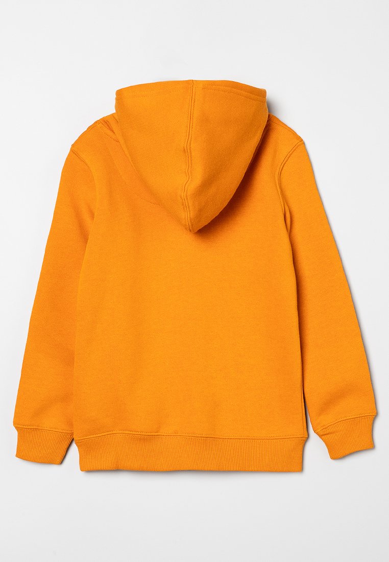 Sweat-shirt à capuche orange avec une surface texturée, des poignets et un ourlet côtelés. Présente une couture centrale dans le dos et une grande capuche.