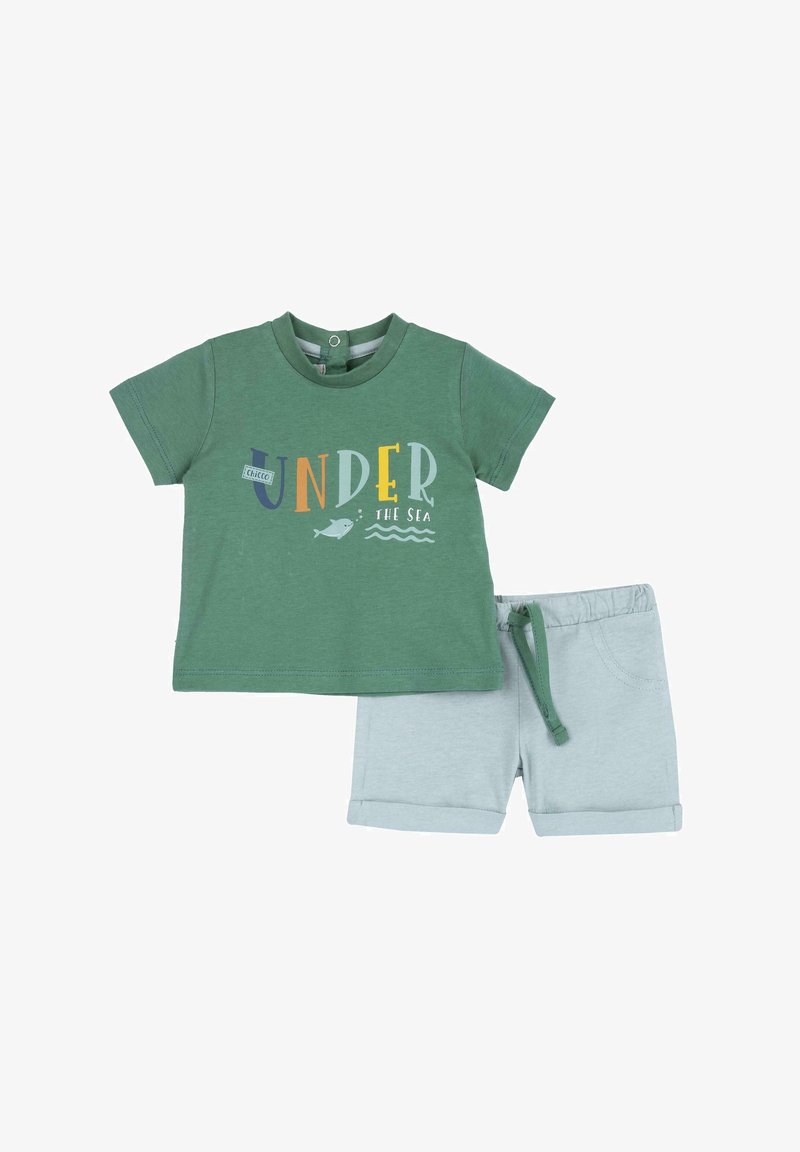 Grünes Baumwoll-T-Shirt mit "Unter dem Meer"-Druck und grauen Shorts. Das T-Shirt hat einen Rundhalsausschnitt; die Shorts haben einen elastischen Bund und Abschlüsse.