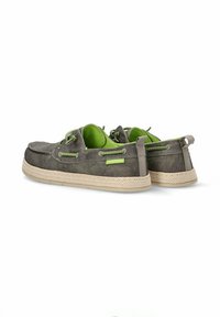 Zapatos de barco de ante gris con acentos verdes, cordones redondos, un interior suave y detalles de yute en la suela. Etiqueta de cuidado en el talón.