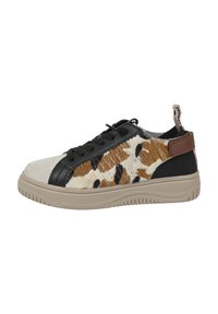 Sneaker nera e beige con texture animalier, dotata di punta in suede, accenti in pelle e suola in gomma con battistrada pattern.