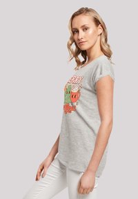 Grijze T-shirt met korte mouwen, featuring een kleurrijk graphic ontwerp van een kerstboom en mok, met speelse tekst, in een relaxte pasvorm.