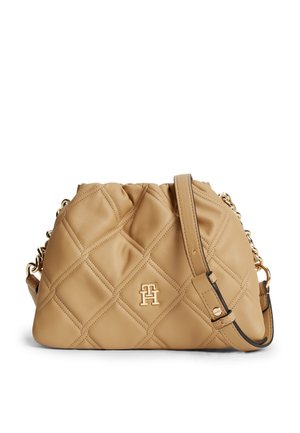 Sac à main en cuir matelassé beige avec le haut froncé, emblème logo doré et bandoulière réglable avec détails en chaîne dorée.