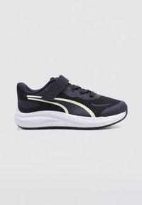 Scarpa sportiva navy con tomaia in rete traspirante, suola intermedia bianca e accento verde lungo il lato. Presenta una fascia in velcro e suola testurizzata.