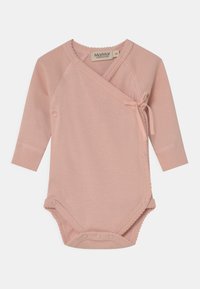Bézs rózsaszínű, hosszú ujjú baba body, átkötős kialakítással, kagylómintás díszítéssel, oldalsó kötőkkel és könnyű felöltözést biztosító patentgombokkal az alján.