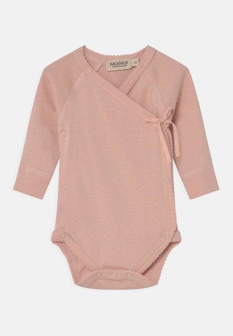 Ljusrosa långärmad babybodysuit med omslagdesign, scallopkant, sidband och tryckknappar i botten för enkel påklädning.