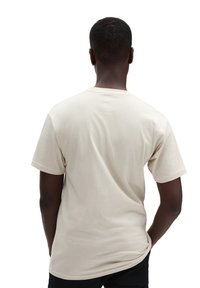 Ljusbeige kortärmad t-shirt i bomull, med rund hals och en avslappnad passform, med en mjuk textur och utan synliga mönster.