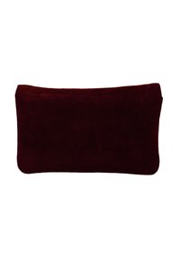 Pochette en daim bourgogne avec une texture lisse, de forme rectangulaire et aux bords arrondis. Pas de matériel ou de motifs visibles. Design minimaliste.