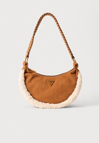 Καφέ τσάντα ώμου από σουέντ με κρέμ επένδυση από ψεύτικη γούνα, πλεγμένο λουρί και χρυσή λεπτομέρεια με λογότυπο. Σχήμα ημισελήνου με κλείσιμο με φερμουάρ.