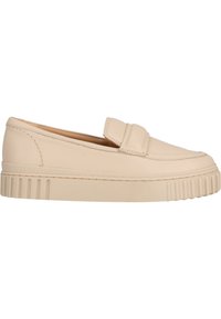 Beige läderskoför med rund tå, upphöjd frampanel och en texturerad plattformsula med vertikala ränder.