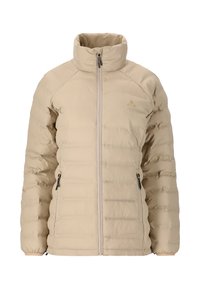 Beige puffjacka med hög krage, fullständig dragkedja framtill, dragkedjefickor och kviltad textur. Har en logotyp på övre vänstra sidan.