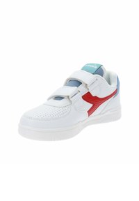 Witte sneaker met rode en blauwe accenten, voorzien van een geperforeerd ontwerp, verstelbare klittenbandsluitingen en een gevoerde zool.