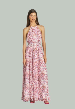 Vestido maxi de tela transparente con un patrón floral en rosa, morado y rojo. Presenta un escote halter y una cintura con cinturón.