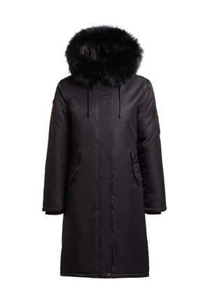 Svart parkas med stor huva fodrad med konstpäls, dragkedja framtill, långa ärmar och två sidofickor. Slätt, glänsande material.