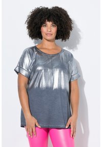 Metallic sølv- og grå kortærmet t-shirt med rund hals og en let løs pasform. Glat tekstur med en gradient farveeffekt.