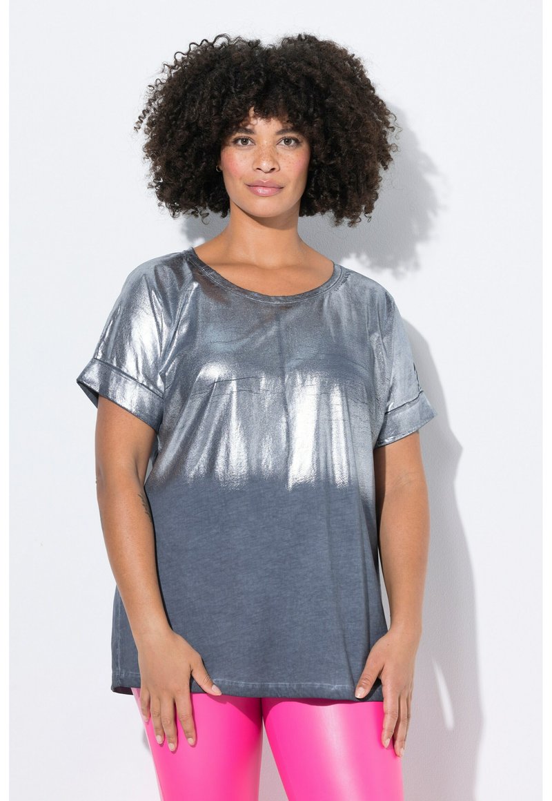 Metallic sølv- og grå kortærmet t-shirt med rund hals og en let løs pasform. Glat tekstur med en gradient farveeffekt.