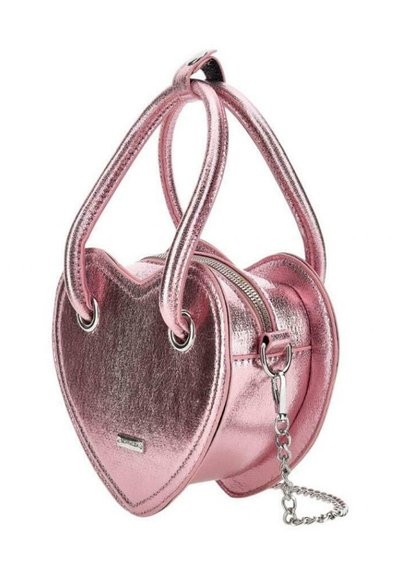 Hjerteformet metallisk pink handtaske med to håndtag og en aftagelig kædestrop. Har en lynlåslukning og en glat, skinnende overflade.