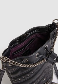 Borsa a secchiello in finta pelle nera con design trapuntato, dettagli in borchie, tracolla in catena argentata e fodera a motivo viola. Chiusura con cordoncino nella parte superiore.