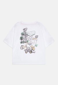 Camiseta blanca de manga corta con un colorido estampado gráfico que presenta palmeras, un coche de época, una bicicleta y diseños de señales en la parte posterior.