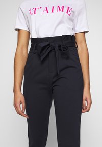 Vero Moda Petite VMEVA PAPERBAG - Calças - night sky