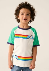 Baltas T-krekls ar zaļām raglāna piedurknēm. Featuring krāsainas varavīksnes svītras un zilu skūteri grafiku. Mīksts kokvilnas materiāls, ikdienišķa piegriezuma.