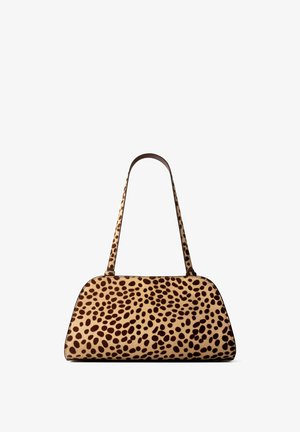 Sac à main de forme ovale allongée avec motif léopard, doté d'une seule bandoulière pour le porter à l'épaule.