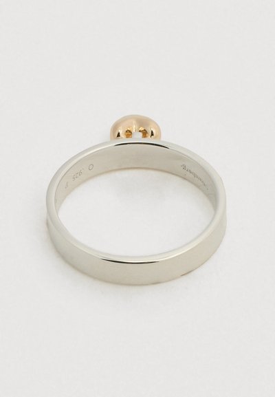 Δαχτυλίδι από ασήμι 925 με λείο, γυαλιστερό φινίρισμα και διακριτική χρυσή λεπτομέρεια στο πάνω μέρος, με στρογγυλεμένο σχέδιο.