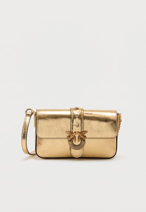 Bolsa metálica dourada com um acabamento texturizado, apresentando um fecho de aba e um detalhe decorativo em metal. Inclui uma alça destacável.