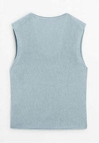 Vaaleansininen neulottu hihaton toppi, jossa on pyöreä pääntie ja teksturoitu kangas. Suora helma ja siistit reunat, joissa on vähäisiä yksityiskohtia.