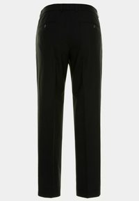 Pantalones negros ajustados con corte recto, dos bolsillos traseros y detalles de costura sutiles, fabricados con una tela suave.