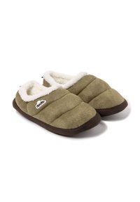 Zapatillas verde oliva con textura acolchada, suave forro de piel sintética blanca y suela de goma marrón, con un pequeño logo en el lateral.