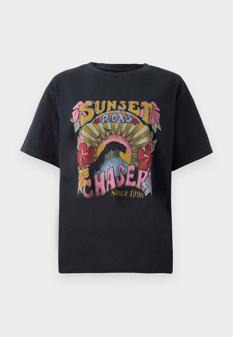 Czarna bawełniana koszulka z kolorowym graficznym wzorem przedstawiającym kwiaty, promienie słońca oraz tekst "SUNSET ROXY CHASER Since 1990" wyraźnie widoczny.